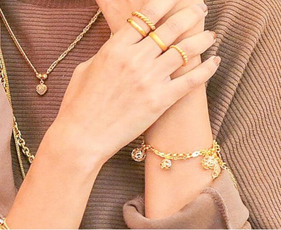 راهنمای ست کردن پوشاک راحتی با اکسسوری مینیمال