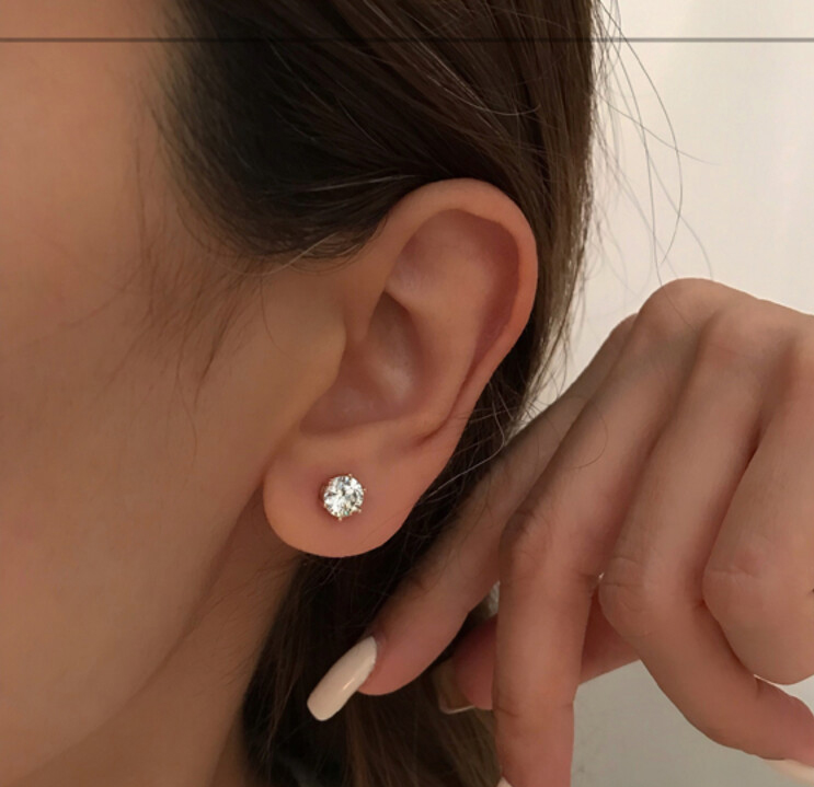 گوشواره میخی نگین‌دار کلاسیک | دو سایز، پایه طلایی و نقره‌ای